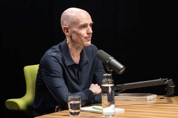 Alex Hutchinson_Ep898____Carousel_910x607-9