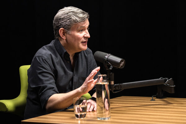 DAN HARRIS_Ep904____Carousel_910x607-7