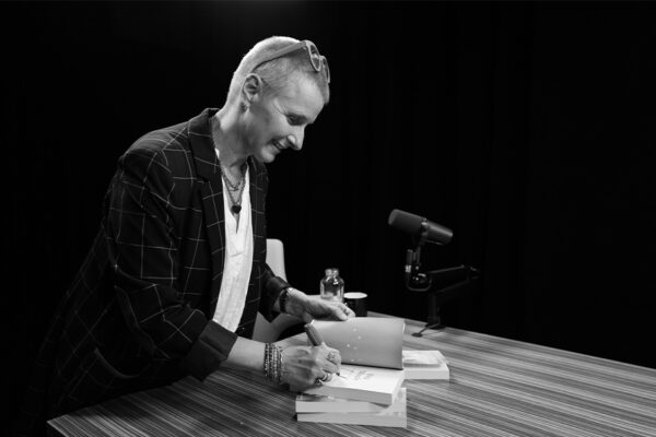 ELIZABETH GILBERT_Ep935____Carousel_910x607-5