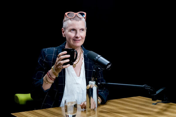 ELIZABETH GILBERT_Ep935____Carousel_910x607-8