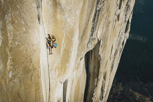 EMILY HARRINGTON_Ep940____Carausel_910x607-4