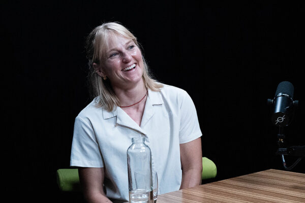 EMILY HARRINGTON_Ep940____Carausel_910x607-6