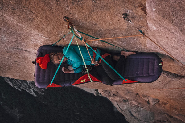 EMILY HARRINGTON_Ep940____Carausel_910x607