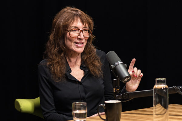 Kurt Sutter & Katey Sagal_Ep902____Carousel_910x607-11