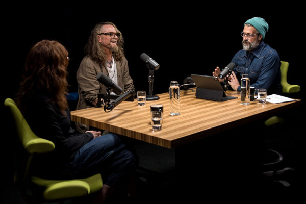 Kurt Sutter & Katey Sagal_Ep902____Carousel_910x607-14